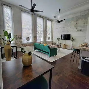 http://luxury-condo-walk-to-everything.memphishotelsnow.com